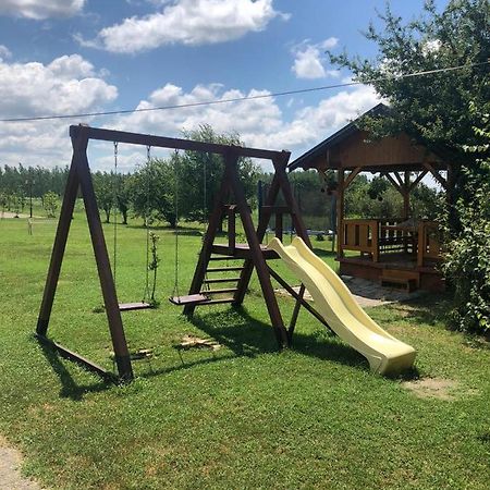 Salas Gnijezdo Bačka Palanka Eksteriør bilde
